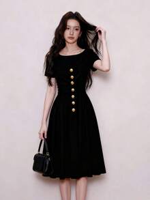 Women's Black Summer Dress, Round Neckline, Gold Buttons, Fitted Cut With Pleated Midi Skirt, Elegant And Sophisticated For Office Or Events. - 黑色 - 查看 2