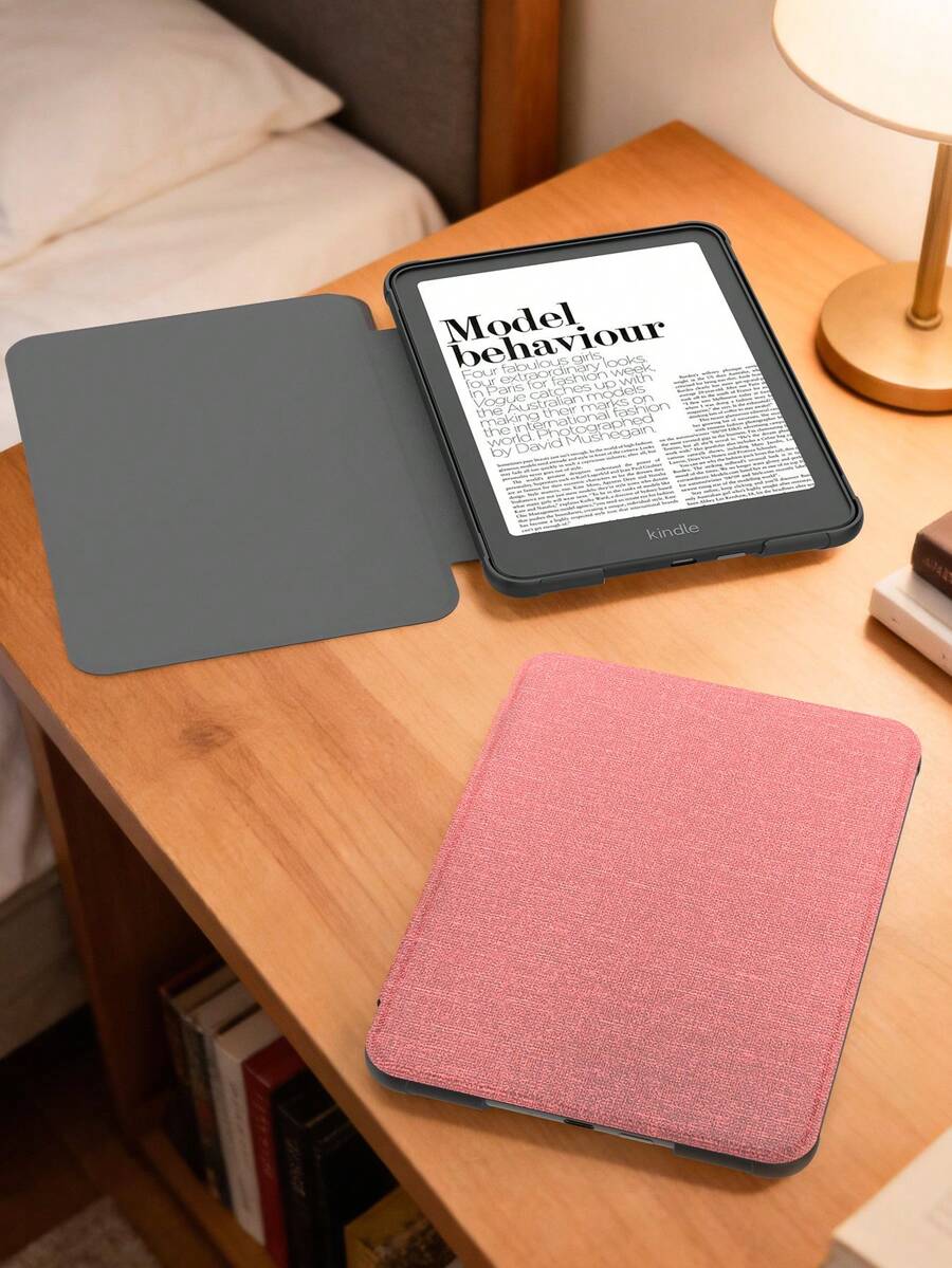 这款 Kindle 保护套适用于 Kindle 6 英寸第 11 代（2022-2024 款）和第 10 代（2019 款）。Kindle Paperwhite 5/6/7 代（2012-2015 款）和第 10 代（2018 款），7 英寸第 12 代（2024 款），以及 6.8 英寸第 11 代（2021 款）。时尚简约的设计，专为电子书打造。采用 PU 皮革和 TPU 材料制成。粉色。