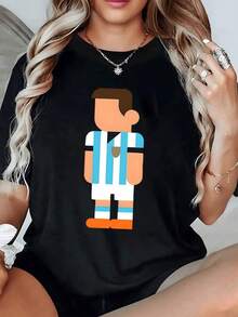 Figura de jugador de fútbol con uniforme blanco y celeste que simboliza la pasión y el orgullo por el deporte mostrando energía y espíritu competitivo camiseta de mujer casual cómoda para uso diario - Negro - Ver 6