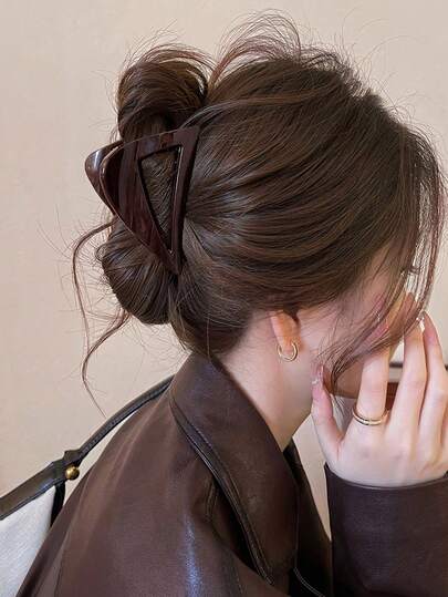 1pc Chocolate Brown Triangle Solid Color Lightweight Elegant Minimalist Hair Claw Clip, Versatile For Daily, Casual, Party, Commute, Beach, Ponytail, Updo, Washing, Makeup, Fashion Accessory. Graceful Hair Clip, Stylish Hair Accessory, Women Hair Accessory, Essential For Summer Outfit.