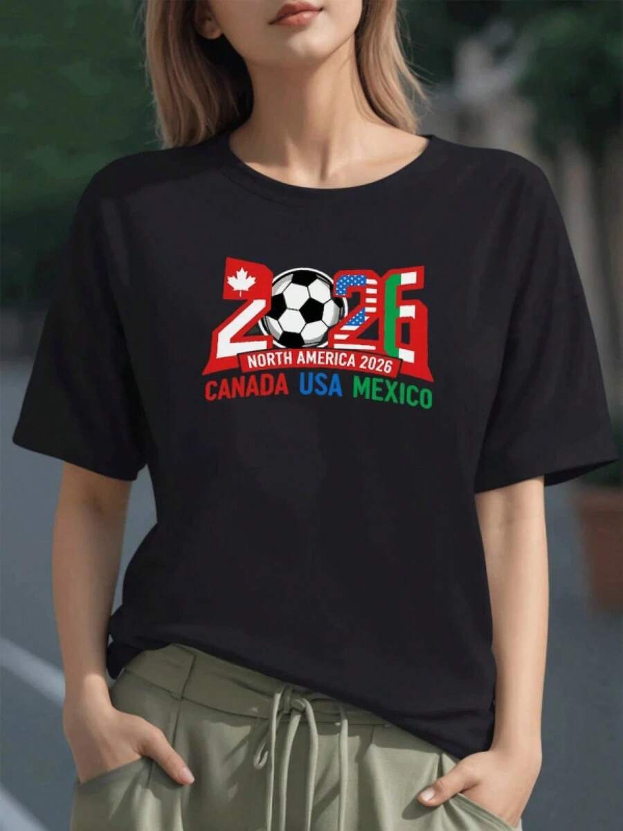 Motivo alusivo a torneo de fútbol 2026 con balón y banderas de Canadá USA y México representando unión deportiva camiseta para mujer 100% algodón - Negro - Ver 1