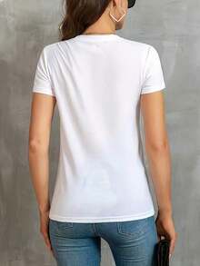 Camiseta Casual con Estampado Floral para Mujer - Top de Manga Corta con Cuello Redondo y Diseño de Rosas Rojas Brillantes y Hojas Verdes, Ligera y Adecuada para el Verano, Camiseta para Mujer - Camiseta Unisex de Algodón, Corte Holgado, Cómoda y de Estilo Vintage Urbano, Ideal para primavera, verano y otoño. - Blanco - Ver 2