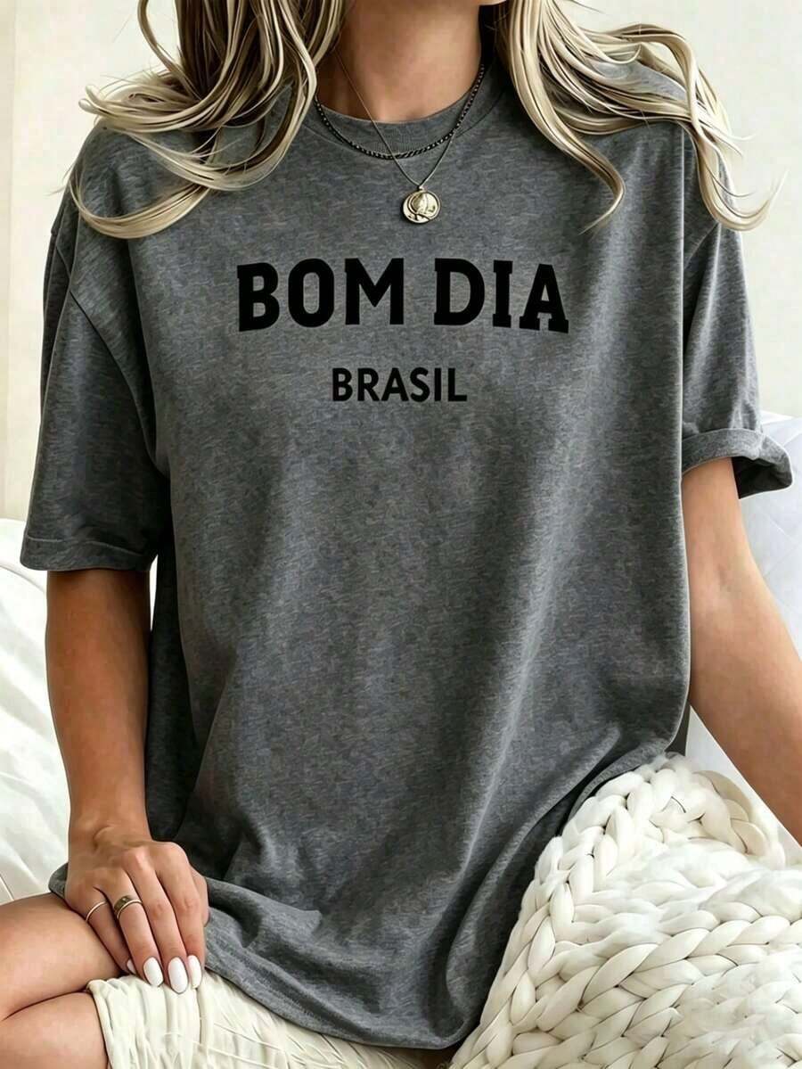 Women's "Bom Dia Brasil" Graphic T-Shirt - Minimalist Lettering Design, Short Sleeve, Crew Neck, Casual Everyday T-Shirt, Brazilian Portuguese Text Design, Fitted All-Season T-Shirt, Summer Wear, Easter Wear For Women, Mother's Day Gift Sets, Plus Size Funny Graphic T-Shirt For Women. - 灰色 - 查看 1