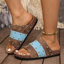 Sandalias de playa para mujer, decoradas con remaches metálicos en toda la parte superior, líneas onduladas vintage que delinean un aspecto de moda, suela y parte superior suaves que hacen que el usuario se sienta súper cómodo, una sandalia plana premium - Niebla azul marrón - Ver 3