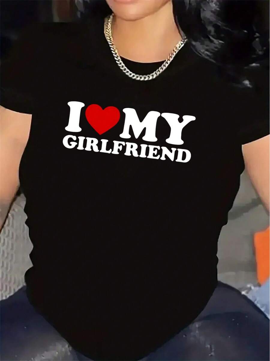 Camiseta de poliéster con la frase "I MY GIRLFRIEND" impresa, adecuada para uso casual en restaurantes; hecha de tela duradera y ligera, cómoda para el uso diario informal; diseño de moda unisex, perfecta como regalo para parejas para pasar tiempo íntimo juntos. - Negro - Ver 1