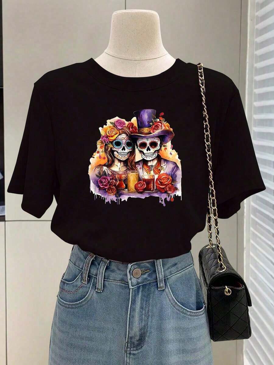 Camisetas Ligeras con Estampados Gráficos para Mujer - Diseño del Día de Muertos Mexicano - Camiseta negra de manga corta y cuello redondo, con vibrantes motivos de calaveras y flores del Día de Muertos, coronas de caléndula y diseños de sombreros, lavable a máquina, ropa casual para vacaciones de primavera/verano, 100% algodón, una opción popular. - Negro - Ver 1