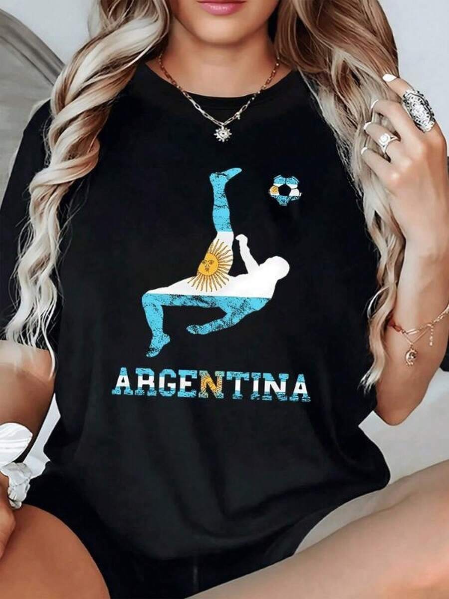 Figura de jugador realizando una acrobática chilena con colores de la bandera argentina y el sol radiante que simboliza pasión honor y orgullo deportivo nacional camiseta de mujer casual única para fanáticas del fútbol - Negro - Ver 1