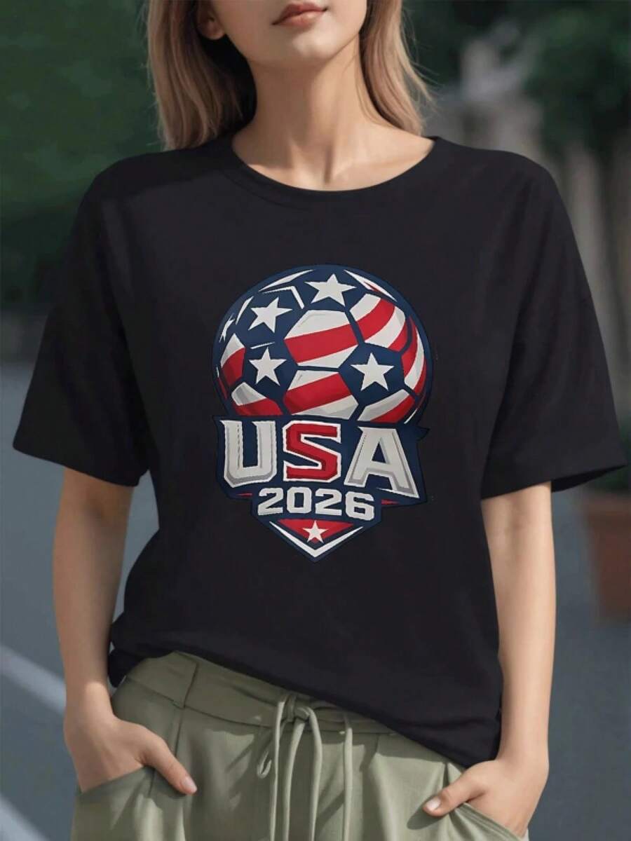 Balón con banderas y estrellas que representan la unión del fútbol y el espíritu patriótico estadounidense rumbo al torneo 2026 camiseta para mujer 100% algodón cómoda y moderna - Negro - Ver 1