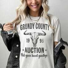 Vintage-Inspired Concert T-Shirt From Grundy County Auction, Unisex, Cotton, Crew Neck, Graphic Print, Retro Boho-Western Style Reminiscent Of 90s Country Music. Suitable For Women To Wear During The Summer, For Vintage Holidays, Outings, Beach Days, And Festivals. - 白色 - 查看 1