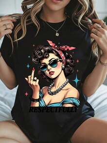 Elegante y casual para mujer, manga corta, camiseta casual de verano con estampado vintage de chica pin-up con gafas de sol y pañuelo rojo, texto negro respetuoso para uso diario y actividades de ocio. - Negro - Ver 8