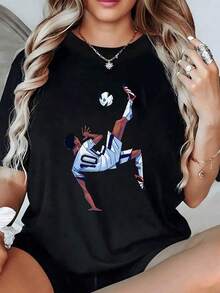 Jugador realizando una acrobacia de fútbol simbolizando esfuerzo pasión y energía deportiva en pleno movimiento camiseta de mujer moderna casual cómoda para uso diario - Negro - Ver 1
