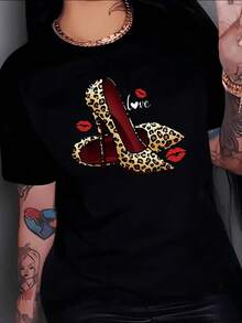 Leopard Print Heels Symbolize Confidence And Passion, Surrounded By Red Kisses That Express Love And Modern Feminine Energy. Comfortable Casual Women's T-Shirt Ideal For Stylish Outings. - 黑色 - 查看 8