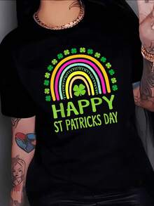 Arco iris colorido rodeado de tréboles que simboliza suerte alegría y energía positiva para celebrar el día de San Patricio camiseta de mujer casual moderna y cómoda para fiesta festiva - Negro - Ver 1