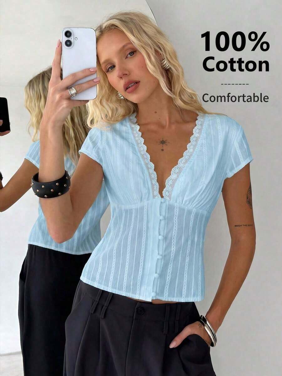Blusa ajustada de manga corta con cuello de encaje con textura de rombos, botones y fruncido, adecuada para uso casual, ir al trabajo, estilo bohemio y vacaciones en la playa en verano - Celeste - Ver 1