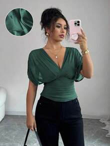Camiseta de mujer para primavera/verano con malla, forro elástico de punto, elegante para vacaciones, playa, uso diario y casual, con estilo romántico francés, mangas con fruncidos cruzados en los hombros, cintura fruncida con cordón y volantes en el bajo - Verde Oscuro - Ver 10