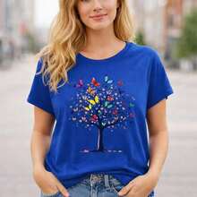Camiseta de algodón casual para mujer, de manga corta y cuello redondo, con estampado de árbol y mariposas coloridas, corte holgado y básico para uso diario, tela cómoda, suave y transpirable, camiseta gráfica para la moda de verano. - Azul - Ver 9