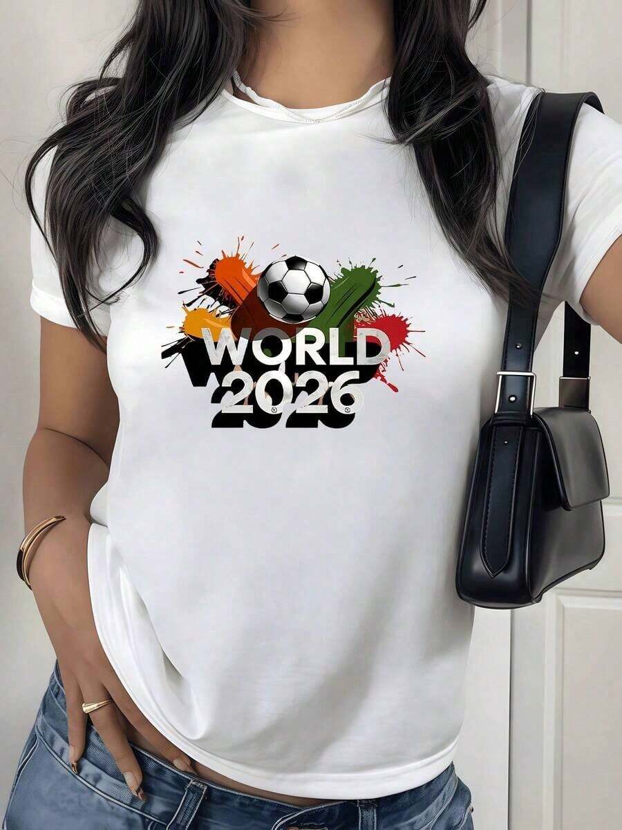 Motivo que muestra un balón sobre trazos coloridos que representan la energía del fútbol y la unión internacional en un evento lleno de pasión y esperanza camiseta de mujer moderna cómoda para fanáticas del deporte mundial 2026 - Blanco - Ver 1