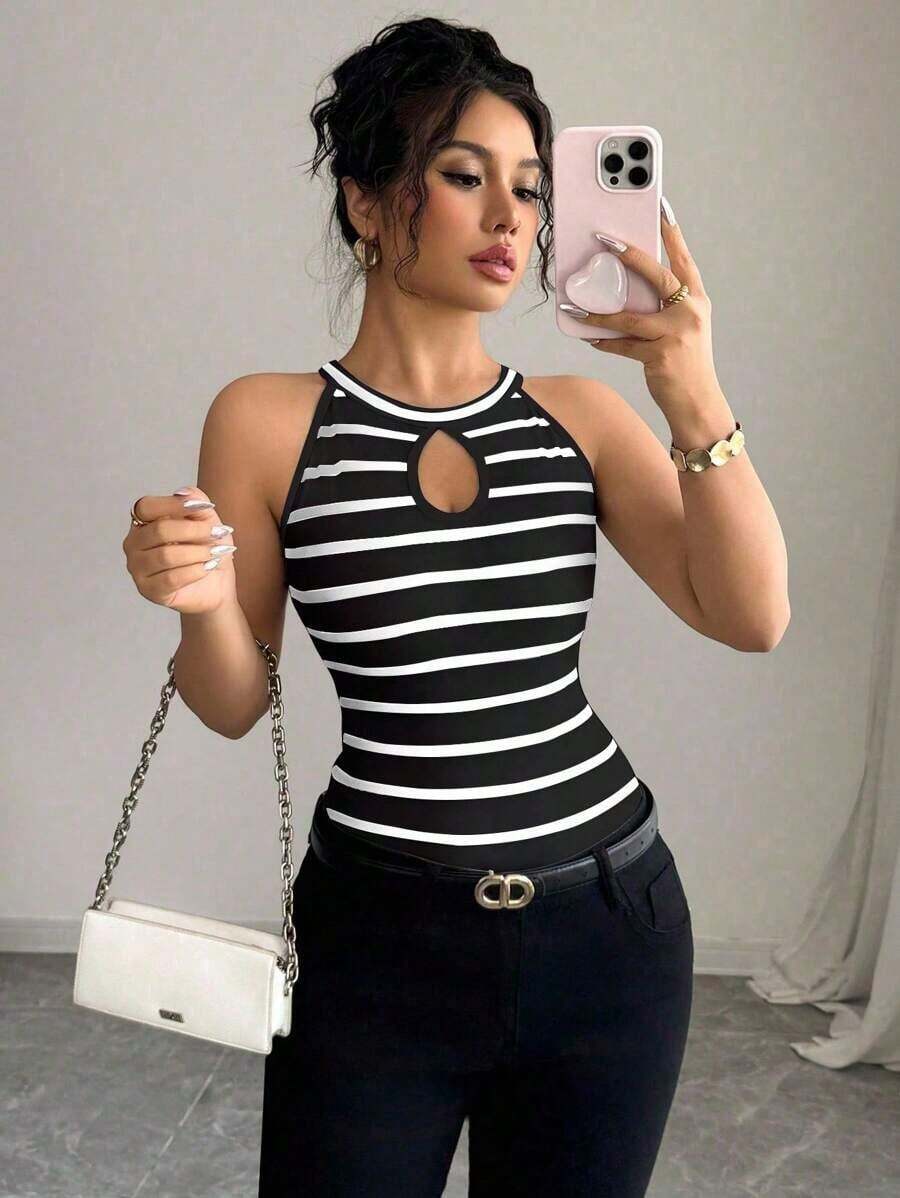 Camiseta ajustada y sexy con diseño hueco y cuello halter a rayas para mujeres - Blanco y Negro - Ver 1