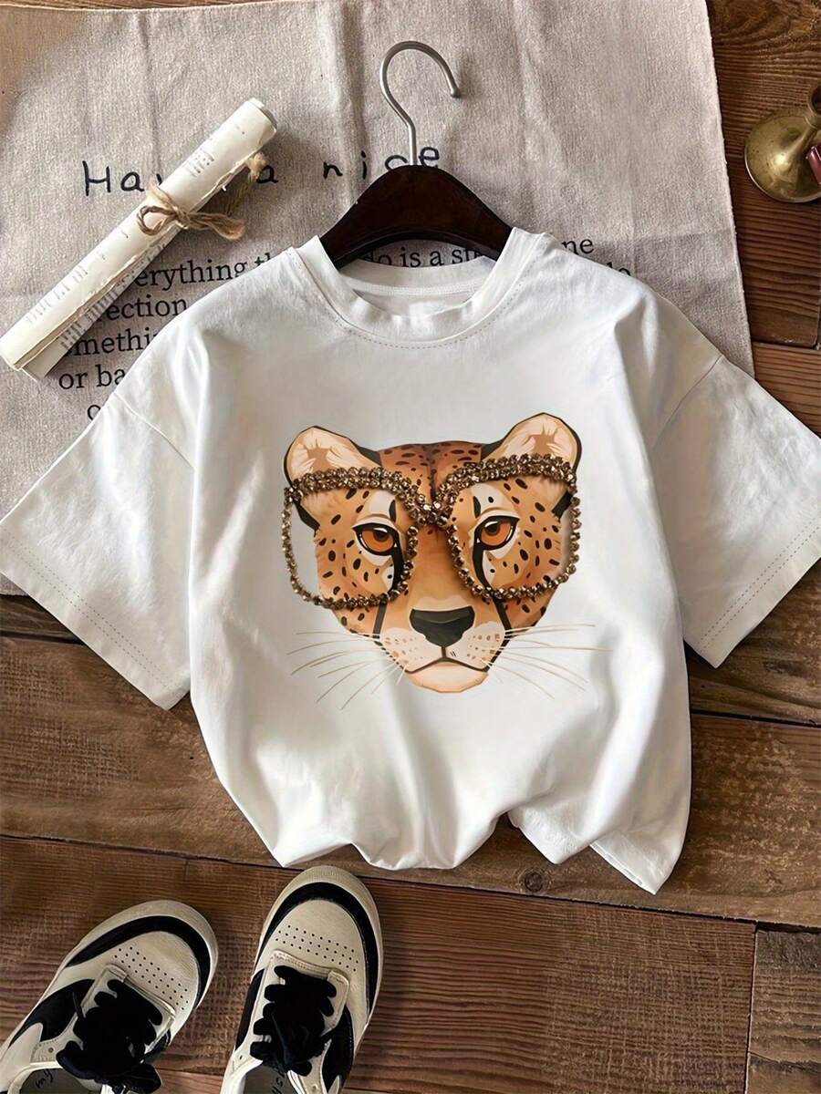 Plus Size - Women's Plus Size Leopard Print Short Sleeve T-Shirt With Geometric Design, Casual Crew Neck Tee, Soft Polyester Fabric, Seasonal Fashion, Casual Dress Top | Playful Graphic Tee | Comfortable Fit - 白色 - 查看 1