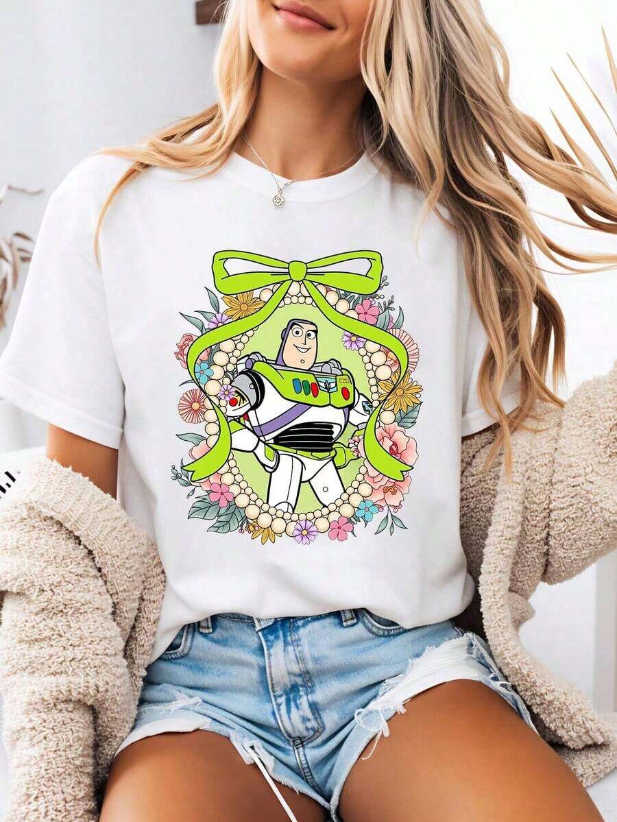 Women's Graphic Tee Featuring A Buzz Cartoon Print And A Floral Bow. This Summer Garment Is A Crew Neck Tee Made From A Soft And Comfortable 100% Cotton Fabric. Perfect For Everyday Wear, Outdoor Activities, Or Shopping Trips. It's Also Ideal As Vacation Wear For Women. - 白色 - 查看 1