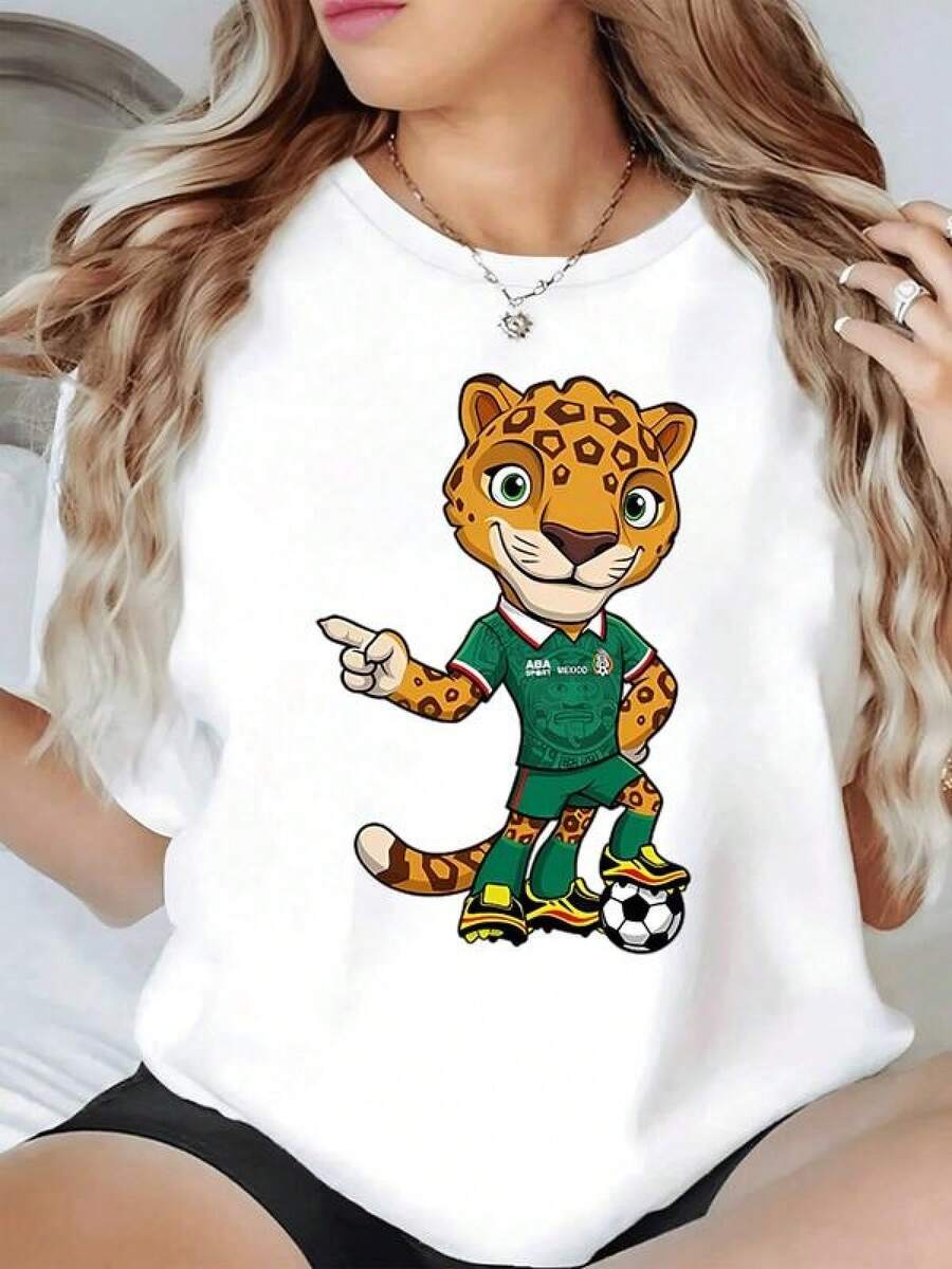 Leopardo deportivo con expresión alegre simboliza fuerza agilidad y espíritu competitivo de México con balón de fútbol y colores vibrantes camiseta de mujer casual moderna y cómoda para fanáticas del deporte - Negro - Ver 1
