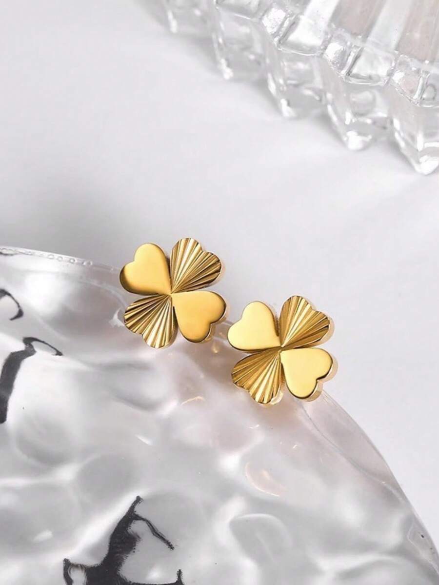 Bộ 2 bông tai hình trái tim đính cỏ bốn lá mạ vàng 18K bằng thép không gỉ - Kiểu dáng thời trang và thanh lịch - Thích hợp cho phụ nữ đeo hàng ngày, dự tiệc, đám cưới, ngày lễ và làm quà tặng. - 1 Cặp - Xem 1