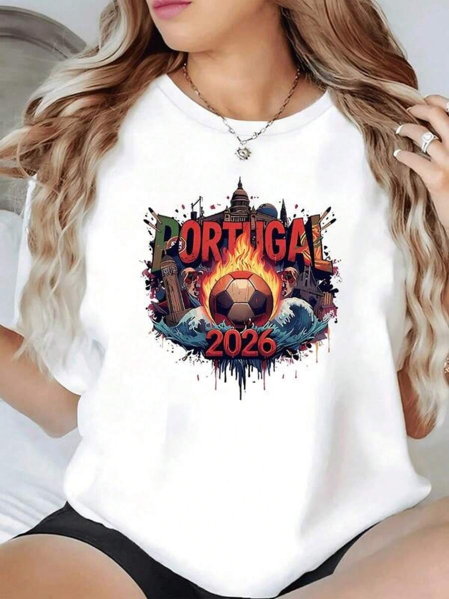 Balón en llamas rodeado de olas y monumentos de Portugal simbolizando pasión por el fútbol y esperanza para el torneo 2026 camiseta de mujer moderna y cómoda para fanáticas del deporte - Negro - Ver 1