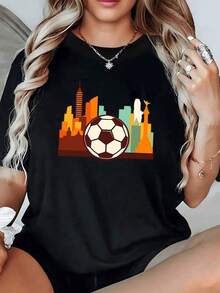 Balón de fútbol frente a los rascacielos y monumentos de una ciudad vibrante que simboliza la unión entre la pasión deportiva y la vida urbana moderna camiseta de mujer casual cómoda para diario - Negro - Ver 6