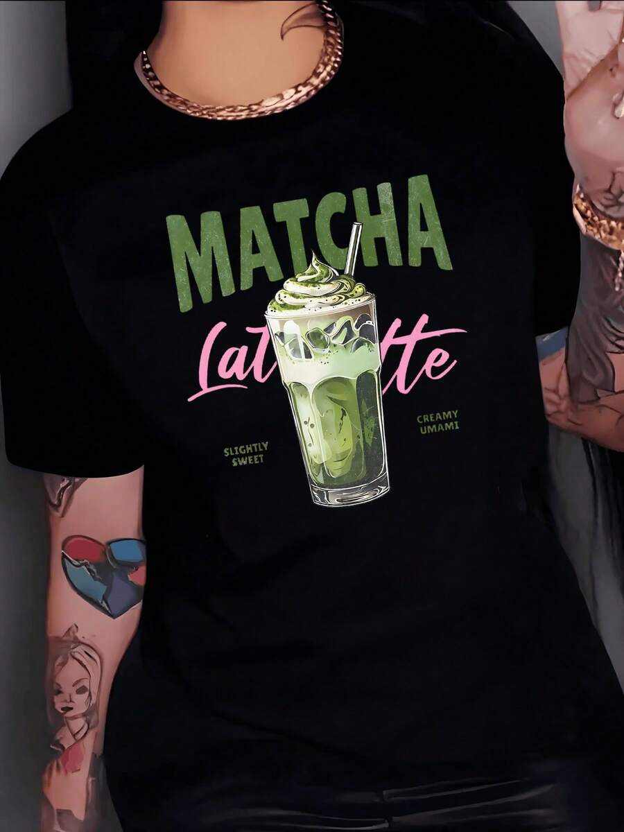 A Glass Of Matcha Latte With Cream And Ice Evokes Natural Freshness, A Balance Between Soft Sweetness And Earthy Flavor, Inspiring Calm Energy And A Moment Of Well-Being. A Modern, Comfortable, Casual Women's T-Shirt For Everyday Wear. - 黑色 - 查看 1