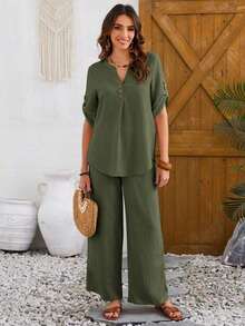 Conjunto de dos piezas casual de verano para mujer con camisa de mangas enrolladas con cuello en V y pantalones holgados de unicolor y con muesca. - Verde militar - Ver 6