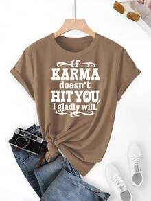 El estampado dice: "Si KARMA no te golpea, yo lo haré con gusto". Esta camiseta deportiva de moda, de manga corta y cuello redondo, con un estampado personalizado, es una prenda cómoda para mujer. Camiseta para mujer, verano. - Negro - Ver 7