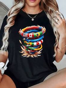 Remolino de banderas de países con balones de fútbol que simboliza unión mundial pasión deportiva y energía vibrante camiseta de mujer casual moderna cómoda para uso diario - Negro - Ver 1