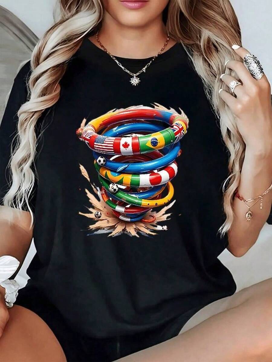Remolino de banderas de países con balones de fútbol que simboliza unión mundial pasión deportiva y energía vibrante camiseta de mujer casual moderna cómoda para uso diario - Negro - Ver 1
