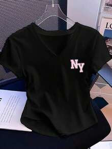 Camiseta de cuello en V con pliegues, estilo minimalista casual, con estampado del logo de Nueva York NY, adecuada para el verano, la vuelta al colegio, el estilo universitario y el estilo "old money" para la fiesta de bienvenida - Negro - Ver 6