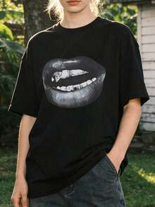 Camiseta de manga corta de cuello redondo suave y casual para mujer, estampado vintage pintado a mano con labios realistas en blanco y negro y colmillos. - Negro - Ver 2