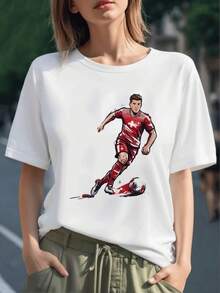Jugador de fútbol en movimiento con energía y pasión sobre fondo artístico rojo con cruces blancas simbolizando fuerza y unidad camiseta para mujer de toque moderno y tela suave 100% algodón - Negro - Ver 6
