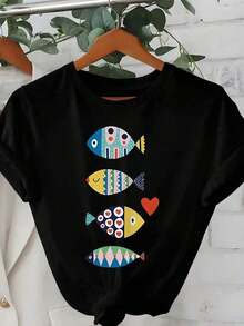 Camiseta de manga corta con cuello redondo de talla grande, hecha de tela altamente elástica, estampada con un patrón de peces coloridos, casual, blanca, de verano. - Negro - Ver 1