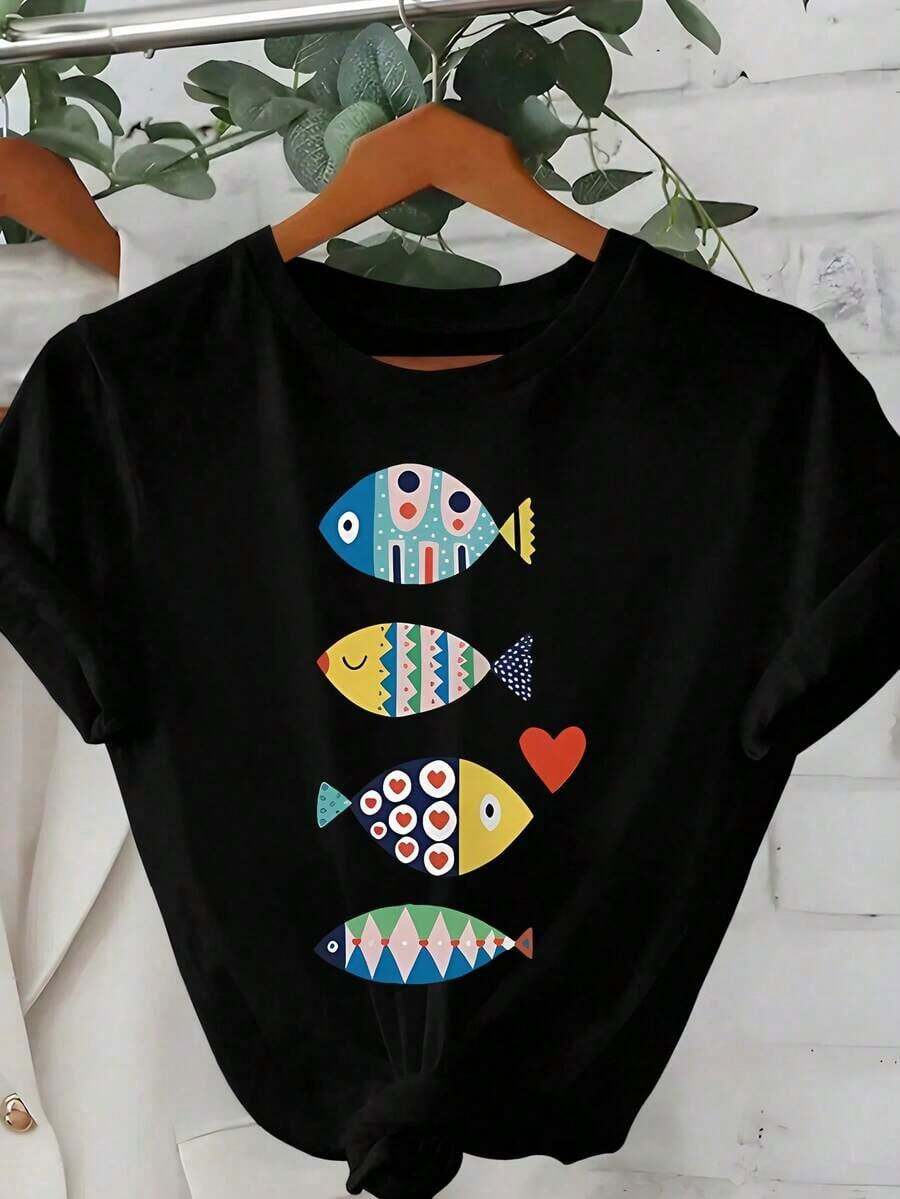 Camiseta de manga corta con cuello redondo de talla grande, hecha de tela altamente elástica, estampada con un patrón de peces coloridos, casual, blanca, de verano. - Negro - Ver 1
