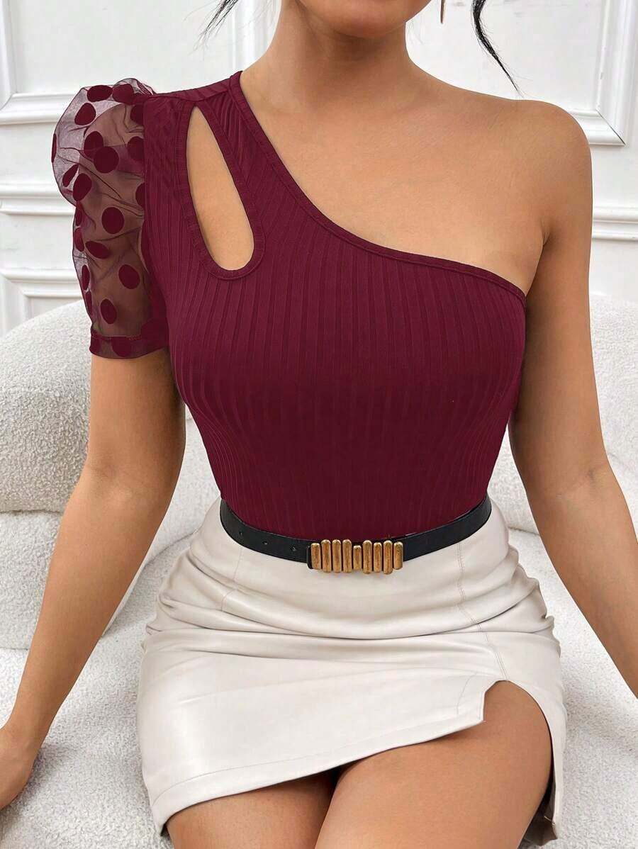 Camiseta de mujer con mangas abombadas, un hombro descubierto, color contrastado y recorte - Burdeos - Ver 1