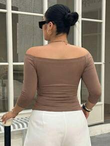 Curve Camiseta de verano elegante y ajustada de unicolor con hombros descubiertos para tallas grandes - Marrón - Ver 2