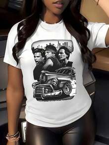 En el fondo se encuentra una gran metrópoli, con tres siluetas que representan la poderosidad de la ciudad, y un coche clásico brillante que simboliza elegancia y nostalgia.Camiseta moderna e informal para mujer, adecuada para el uso diario. - Blanco - Ver 8