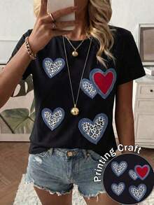 Camiseta Casual Blanca de Manga Corta y Cuello Redondo para Mujer con Adornos de Perlas y Corazón Rojo, Top de Tela Elástica de Poliéster a la Moda - Blanco y Negro - Ver 2