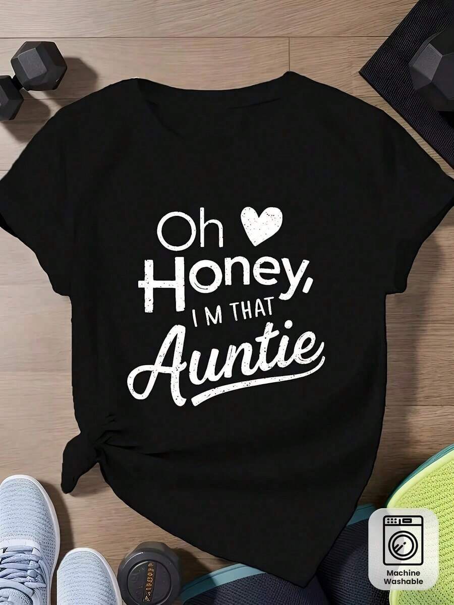 Camiseta negra 100% algodón con estampado gráfico para mujeres de talla grande, con la frase 'Oh Honey I'm That Auntie' en texto blanco y un diseño de corazón.Esta camiseta de manga corta y cuello redondo, suave y transpirable, es perfecta para uso casual en primavera y verano, y es lavable a máquina. - Negro - Ver 1