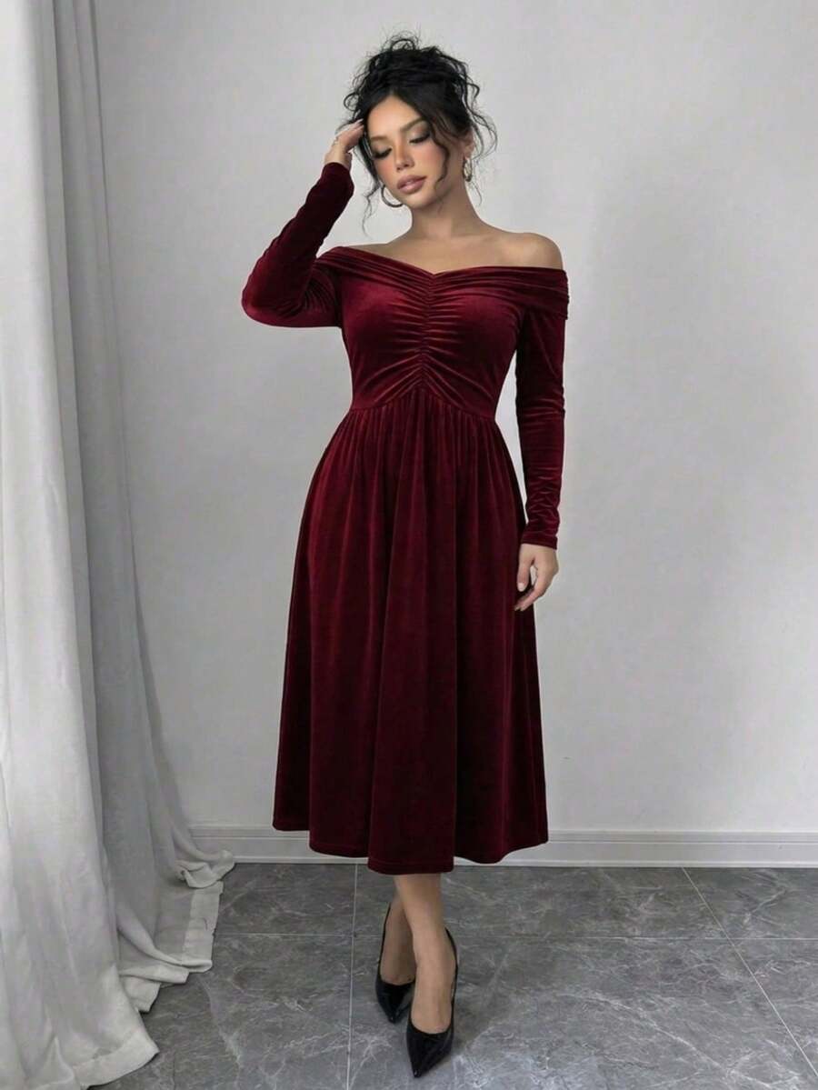 Long-Sleeved Fitted High-Waisted Dress With Strapless Neckline And Solid Color - 酒紅色 - 查看 1