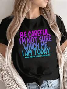 Camiseta de manga corta ligera y duradera, con un diseño llamativo de estampado gráfico, perfecta para salidas casuales en casa, cafeterías u oficinas, que muestra un lema divertido en colores brillantes. - Negro - Ver 6