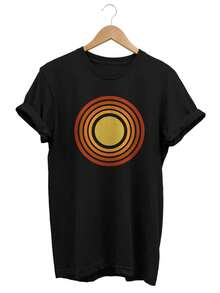 Camiseta geométrica estilo años 80 con estampado abstracto de sol. Camiseta unisex de algodón puro de 220 g. Peso ideal para todas las estaciones, apta tanto para hombres como para mujeres. Tejido duradero de alta calidad, suave al tacto y de larga duración. Prenda transpirable, ideal para el otoño y las vacaciones. - Negro - Ver 1