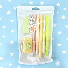 1 Set de 8 piezas de artículos de papelería de alto valor, artículos esenciales para estudiantes, regalo de recompensa de aprendizaje, set de suministros de escritura - 4 opciones de color para alegrar el tiempo de oficina, incluye borrador retráctil, resaltador, bolígrafo, cinta correctora con llavero y talla grande, ¡set de papelería ideal para personas creativas! - Múltiples estilos - Ver 15