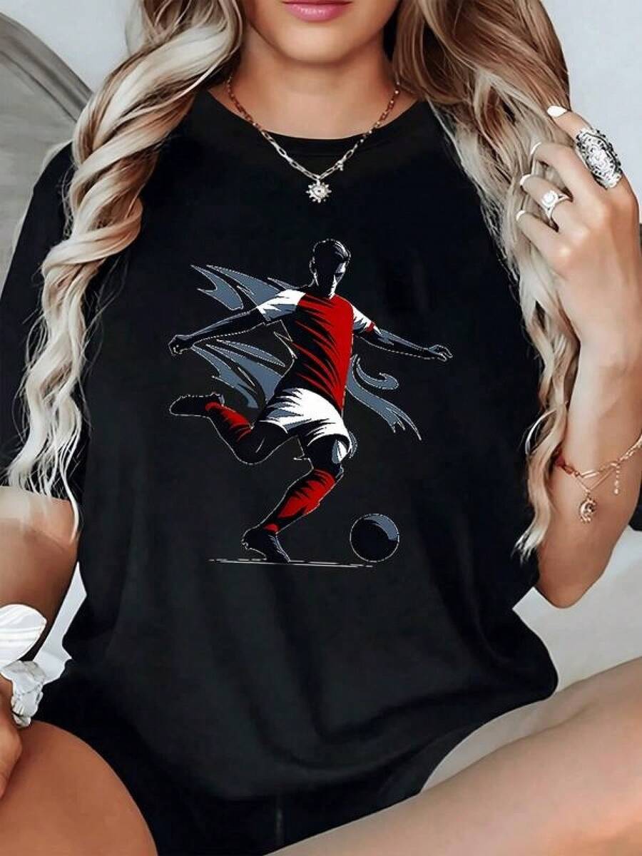 Figura dinámica de un jugador de fútbol en pleno movimiento que simboliza la pasión la energía y la libertad del juego con líneas modernas y contraste de colores vivos camiseta de mujer casual deportiva - Negro - Ver 1
