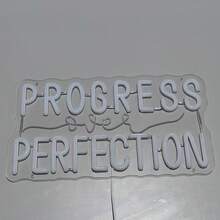 Beyond Perfect Progress 霓虹燈牌－拋光金屬質感、塑膠材質、壁掛式、開關控制、USB供電、多用途，適用教室與臥室的勵志牆面裝飾，免電池、工廠直供、可客製化、低電壓、附玻璃貼配件、耐摔底座、不發燙 - 紅色,紫色,黃色,冰藍,綠色,玫紅 - 查看 6