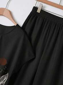 Conjunto de 2 piezas para mujer con blusa de unicolor de cuello redondo y manga corta, y pantalones anchos con estampado de flores para el verano - Negro - Ver 4